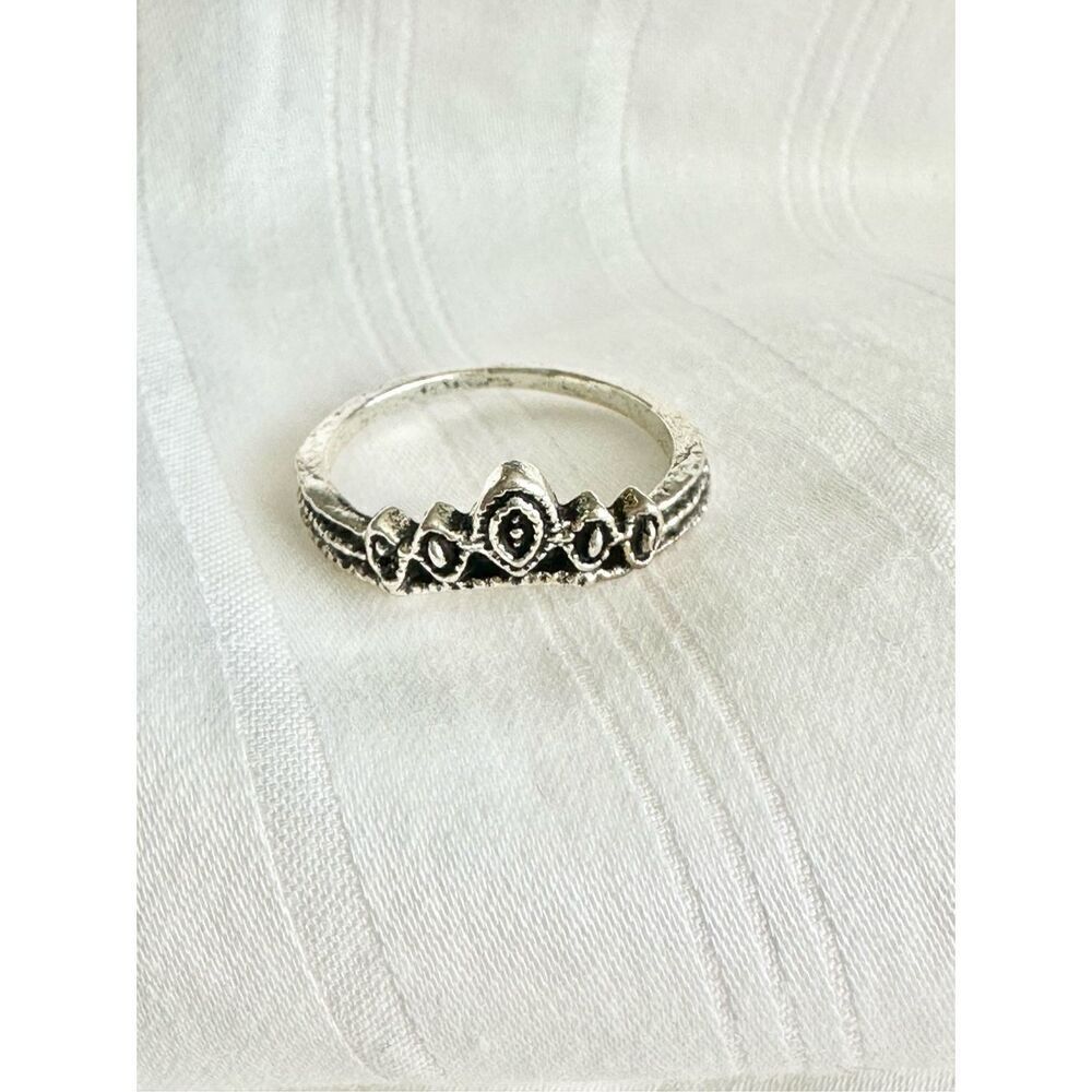 Intricate tiara design ring size 6